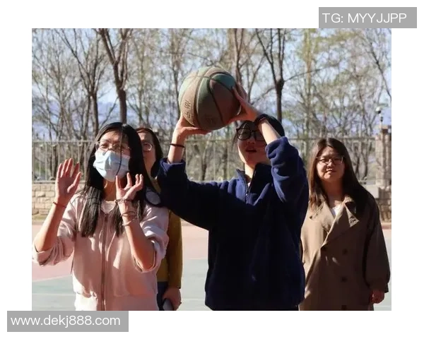 两个女孩在篮球场上的友谊与竞技精神交织的精彩瞬间